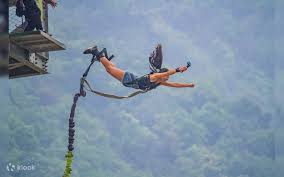 Persona haciendo bungee jumping
