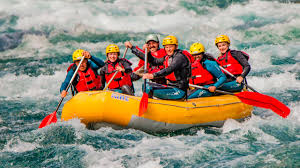 Personas haciendo rafting en un río